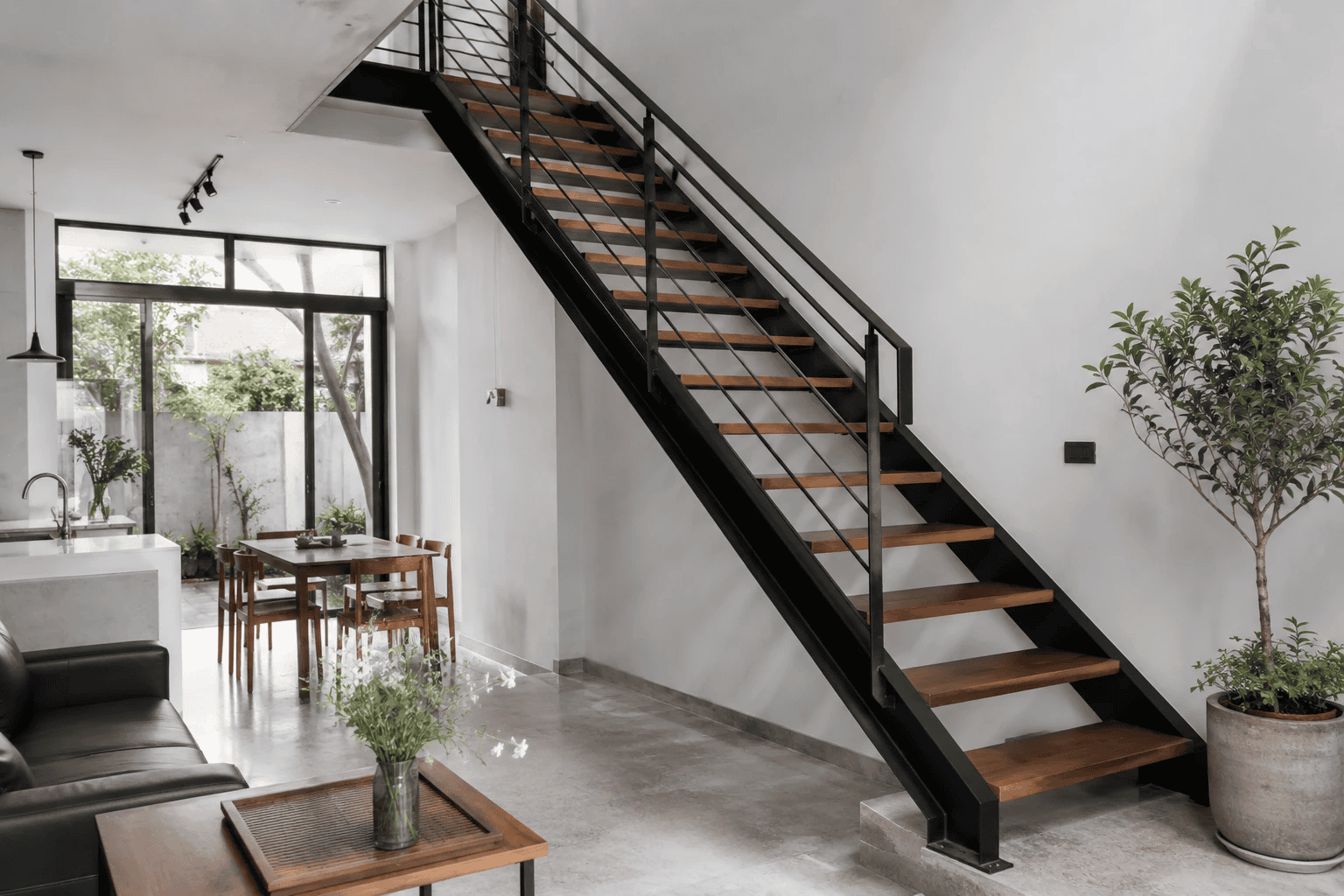 Cầu thang sắt Hà Nội khung đen kết hợp mặt bậc gỗ trong nhà dân