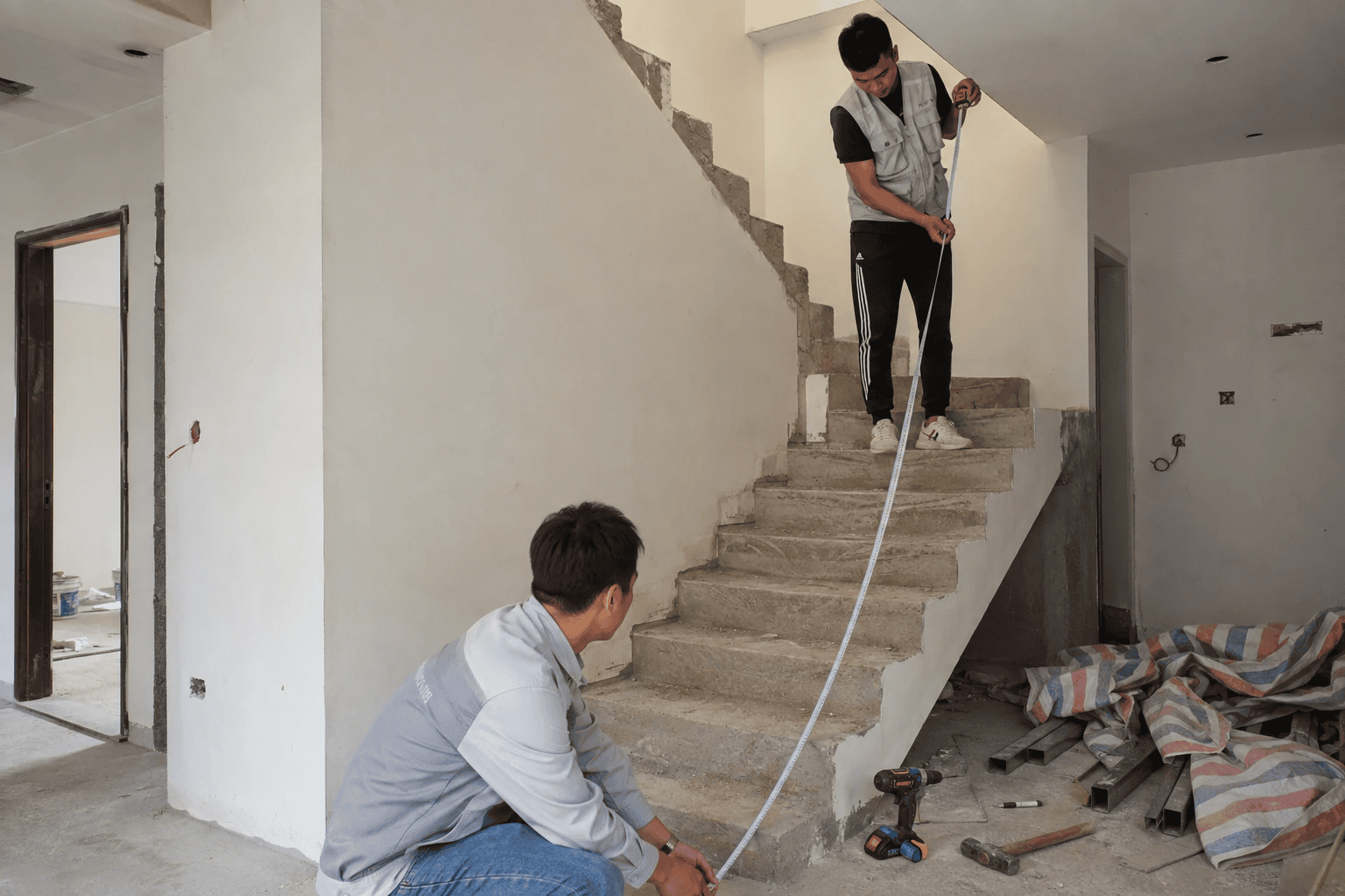 Thợ đo kích thước vị trí làm cầu thang sắt tại Hà Nội